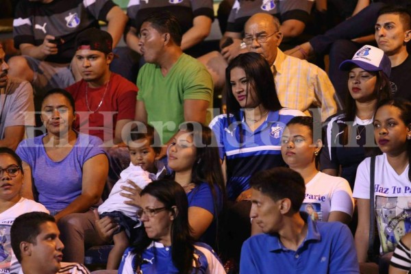 Pasarela de hermosas hondureñas en los partidos de repechaje de la Liguilla