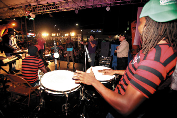 Megapastel, desfiles y carnaval por 435 aniversario de Tegus