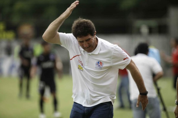 Flores Cisneros: 'No hay intención de pedirle la renuncia a Héctor Vargas'