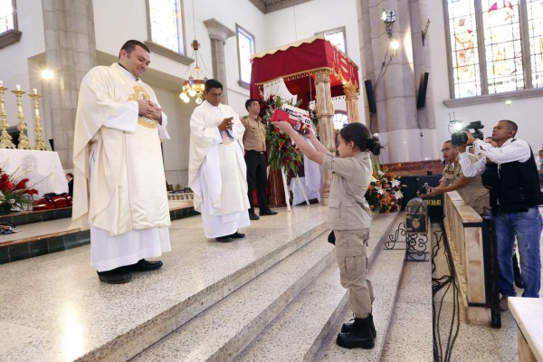 Bomberos confían su vida al amparo maternal de Suyapa