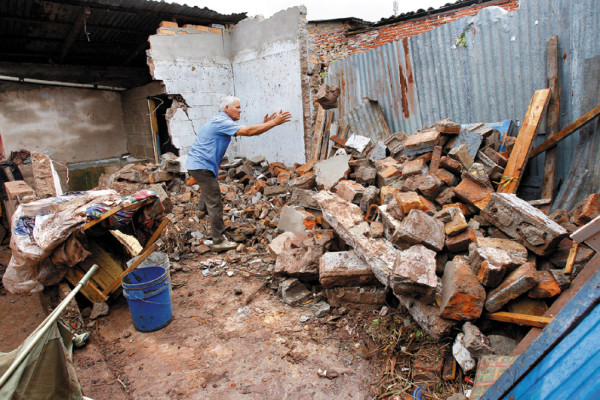 Afectados por la tormenta siguen labor de recuperación