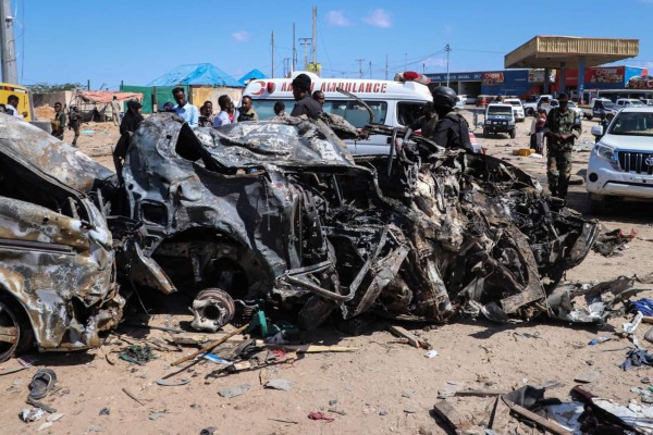 TOPSHOT - The wreckage of a car that was destroyed during the car bomb attack is seen in Mogadishu, on December 28, 2019. - A massive car bomb exploded in a busy area of Mogadishu on December 28, 2019, leaving at least 76 people dead, many of them university students. (Photo by Abdirazak Hussein FARAH / AFP)