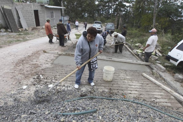 La 'Alcaldesa” pavimenta 100 metros de calle en aldea Villa Nueva