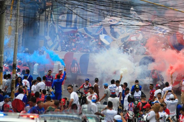 FOTOS: Con la ilusión de conquistar la copa 31, así llegó la Ultra Fiel al Estadio Nacional