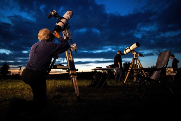 Las hermosas imágenes que dejó el eclipse lunar parcial en varios países del mundo