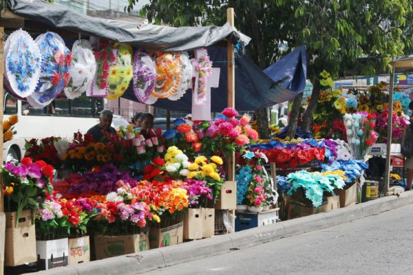 Colmados de flores lucirán cementerios para honrar a los fieles difuntos