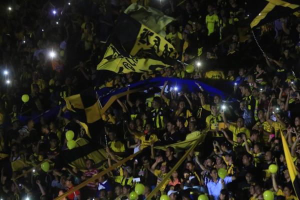 La sombra voladora, Carlos Pavón, el adiós de una leyenda