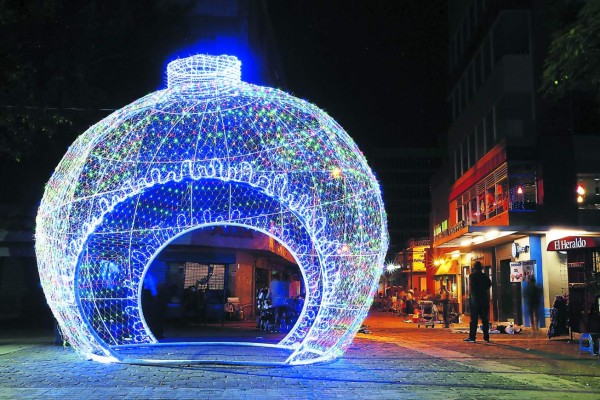 La Navidad viste de resplandor y color históricas plazas de la capital