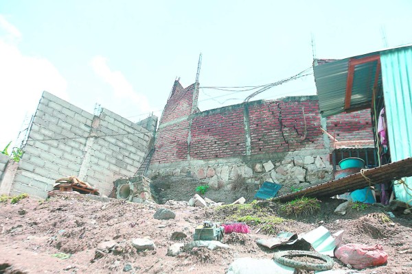 Pobladores piden que derriben muro en la 1 de Diciembre