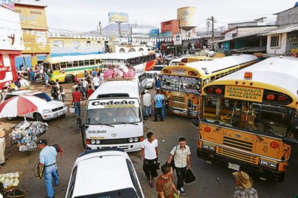 Comienza éxodo de ciudadanos en terminales de buses