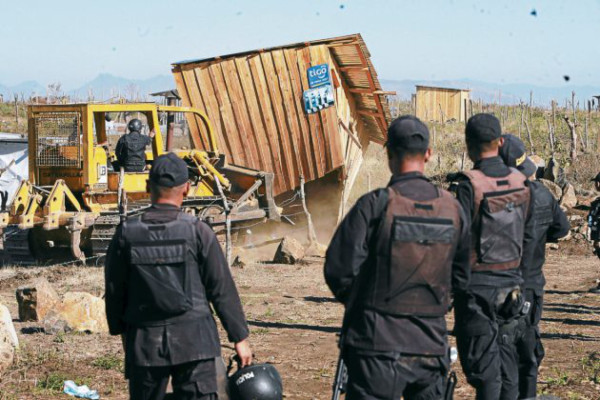 Regresan invasores de oficio a zona de Loarque