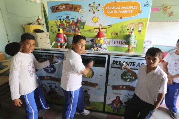 ¡Equipadas escuelas con contenedores especiales!