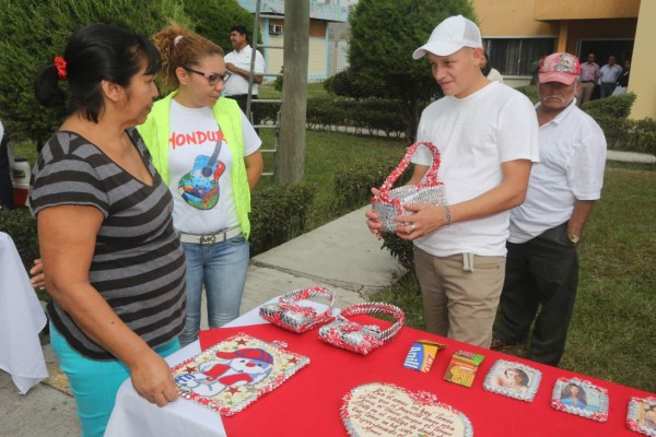 FOTOS: Reos exponen los productos elaborados con sus manos