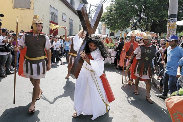 Fe y devoción de hondureños en solemne procesión del Vía Crucis