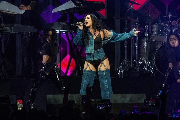 Demi Lovato presume sus prominentes caderas y genera alboroto