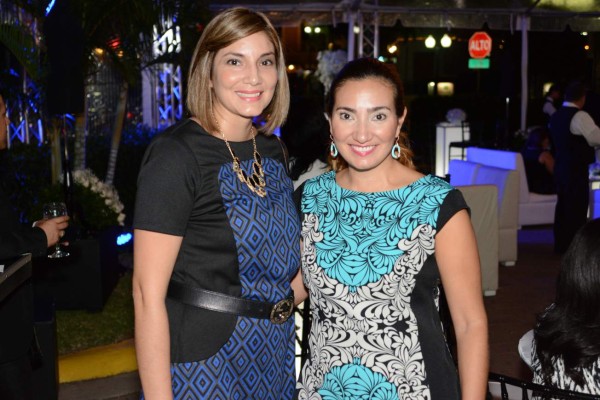 Elegante coctel por apertura de Rosa Clará