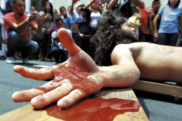 Fe y devoción de hondureños en solemne procesión del Vía Crucis