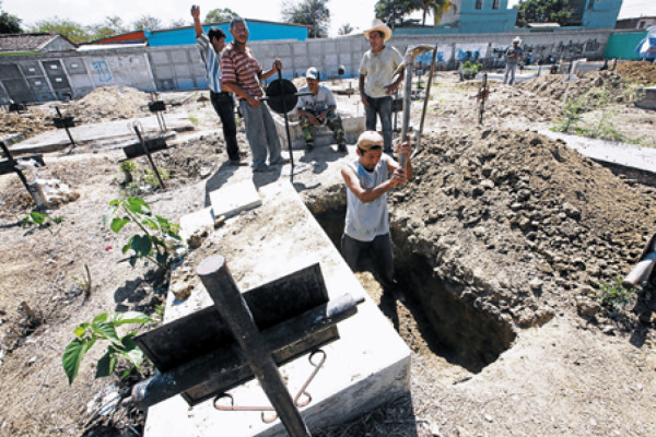 La familia Méndez Martínez espera cinco cadáveres