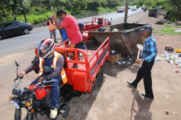 Con mototrocos se realiza el tren de aseo en la colonia El Sitio