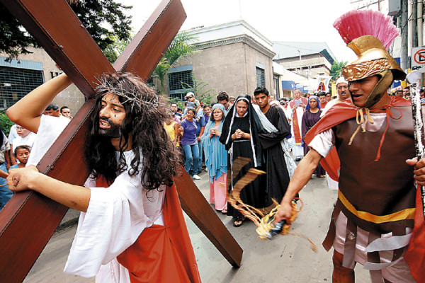 Honduras: Fieles reviven la pasión y la fe con el Vía Crucis bíblico