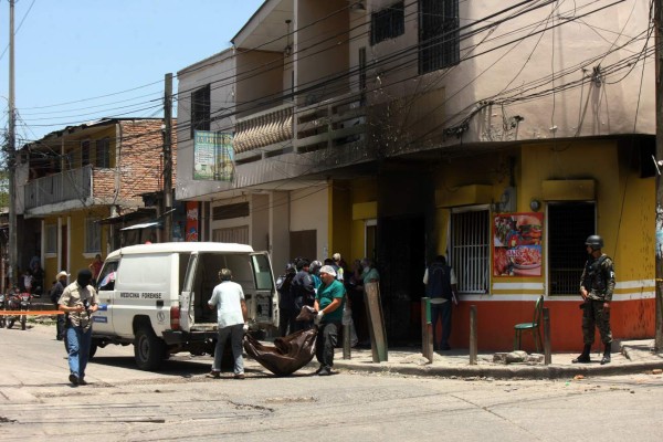 Pandilleros prenden fuego a negocio; fallece una persona