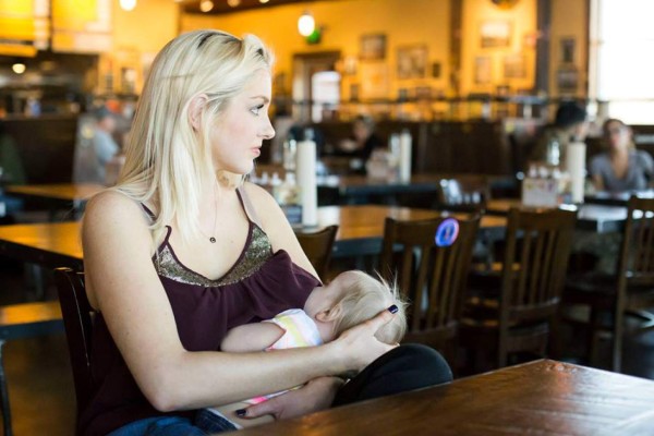 Facebook: Así responde madre denunciada por fotos mientras amamanta