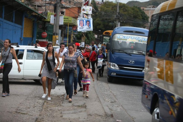 Conductores de buses capitalinos se resisten a cumplir las leyes viales