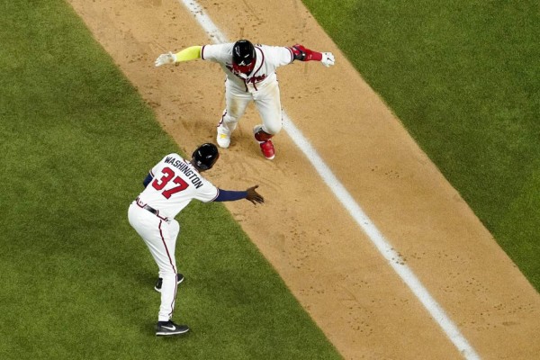 Bravos vapulean a Dodgers y están a 1 juego de Serie Mundial