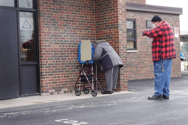 Con mascarrillas y distancia, Wisconsin va a elecciones pese al Covid-19