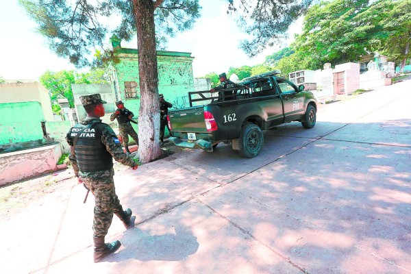 Notoria presencia policial en cementerios capitalinos