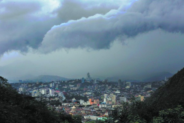 Rescatan a joven soterrado por deslizamiento en la capital