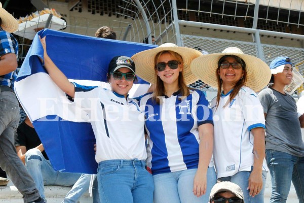 Aficionados catrachos comienzan a llenar el estadio Olímpico para el Honduras vs EE UU