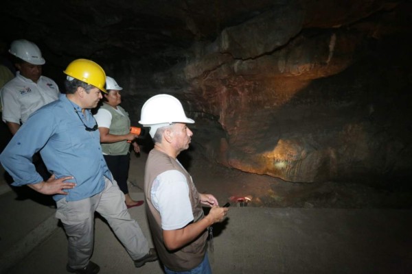 Así disfrutó el presidente Juan Orlando Hernández el recorrido por las cuevas de Taulabé