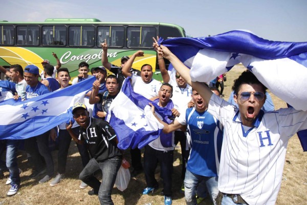 Espectacular ambiente de hondureños en El Salvador