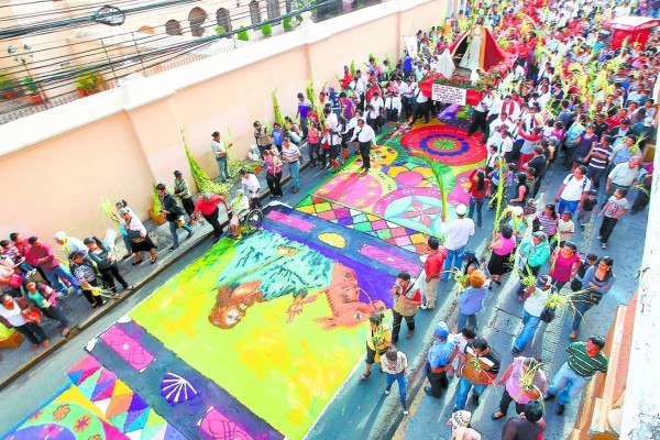 1,550 metros de alfombras tapizarán la capital