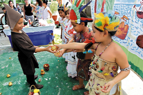 Estudiantes dramatizan el Himno Nacional