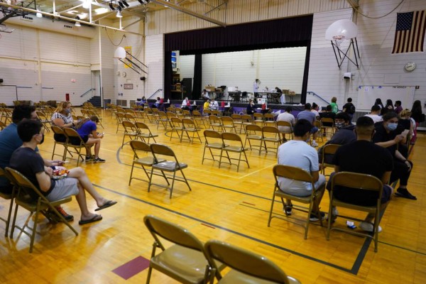 ¿Se puede consumir alcohol antes y después de recibir una vacuna anticovid?