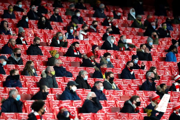 Después de 9 meses, hinchas vuelven a estadios en Inglaterra