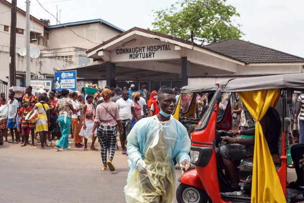 Las dolorosas escenas tras la explosión que ya suma 98 muertos en Sierra Leona