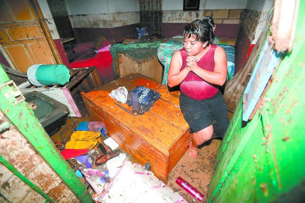 Rescatan a joven soterrado por deslizamiento en la capital