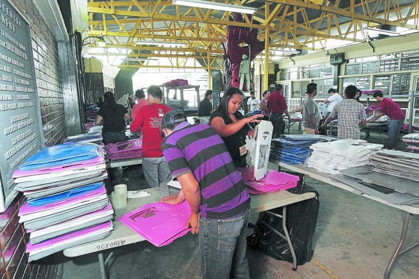 TSE ya cuenta con las maletas y tinta para las primarias