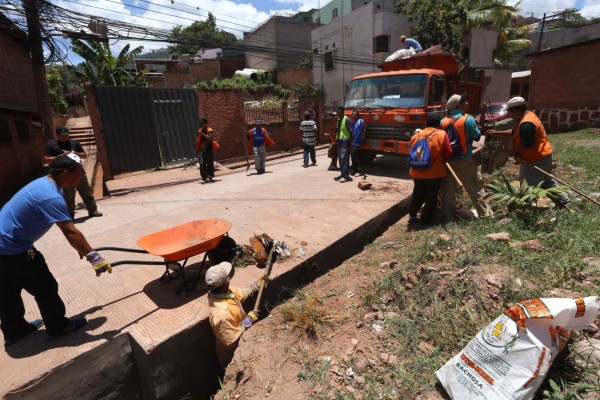 Lluvia deja ríos de aguas negras en colonias, calles y bulevares