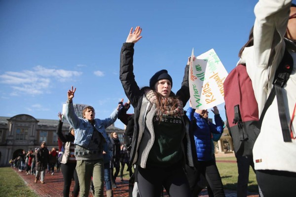 Manos arriba se vuelve símbolo de protesta en EE UU