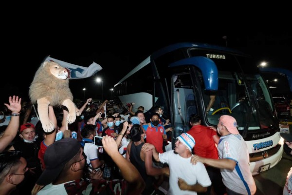 Locura desató Olimpia al arribar al aeropuerto Ramón Villeda Morales  