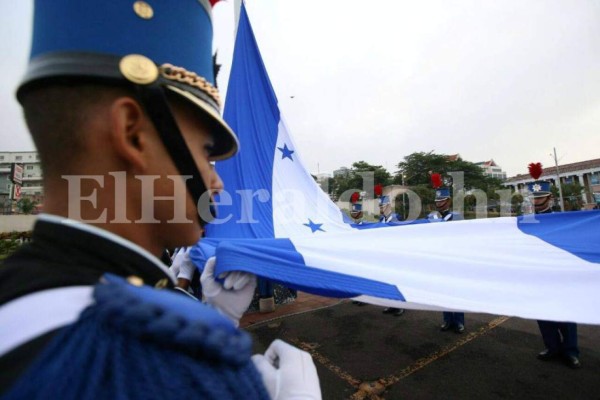 Hondureños celebran con patriotismo el Día de la Bandera Nacional