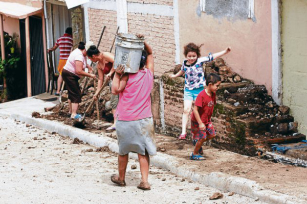 Familias afectadas regresan a sus inhabitables casas