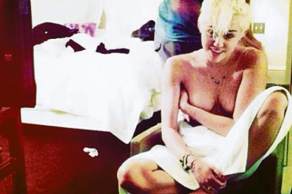 Miley Cyrus posa solo con una toalla en la red Instagram