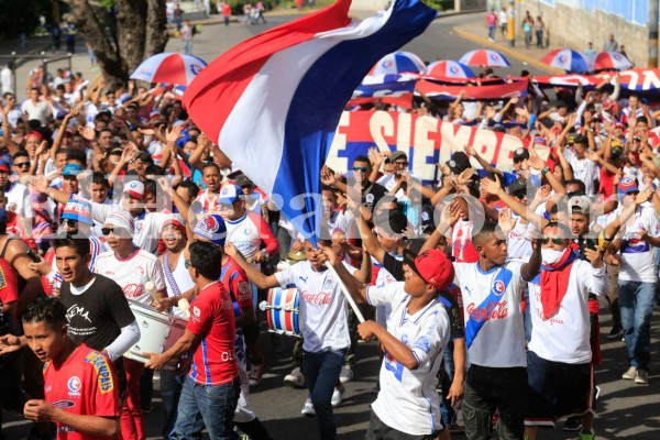 ¡Espectácular llegada de la Ultra Fiel al Estadio Nacional!