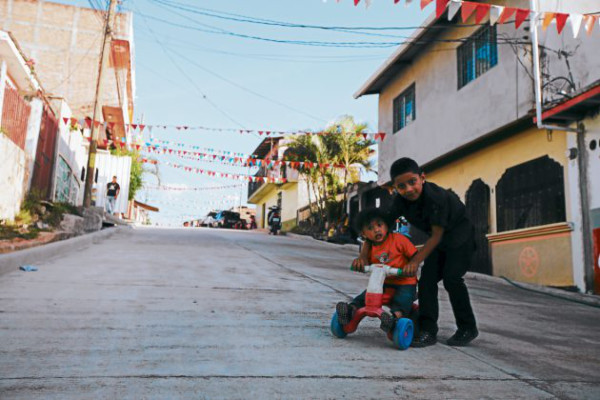 Inauguran anhelada calle pavimentada en Nueva Suyapa
