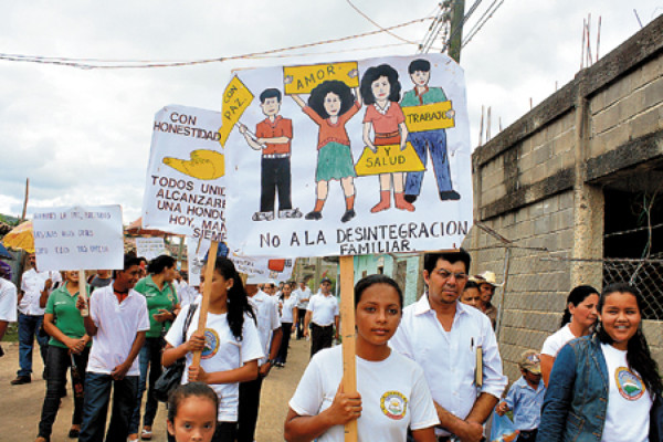 Multitudinaria marcha por la paz en Teupasenti